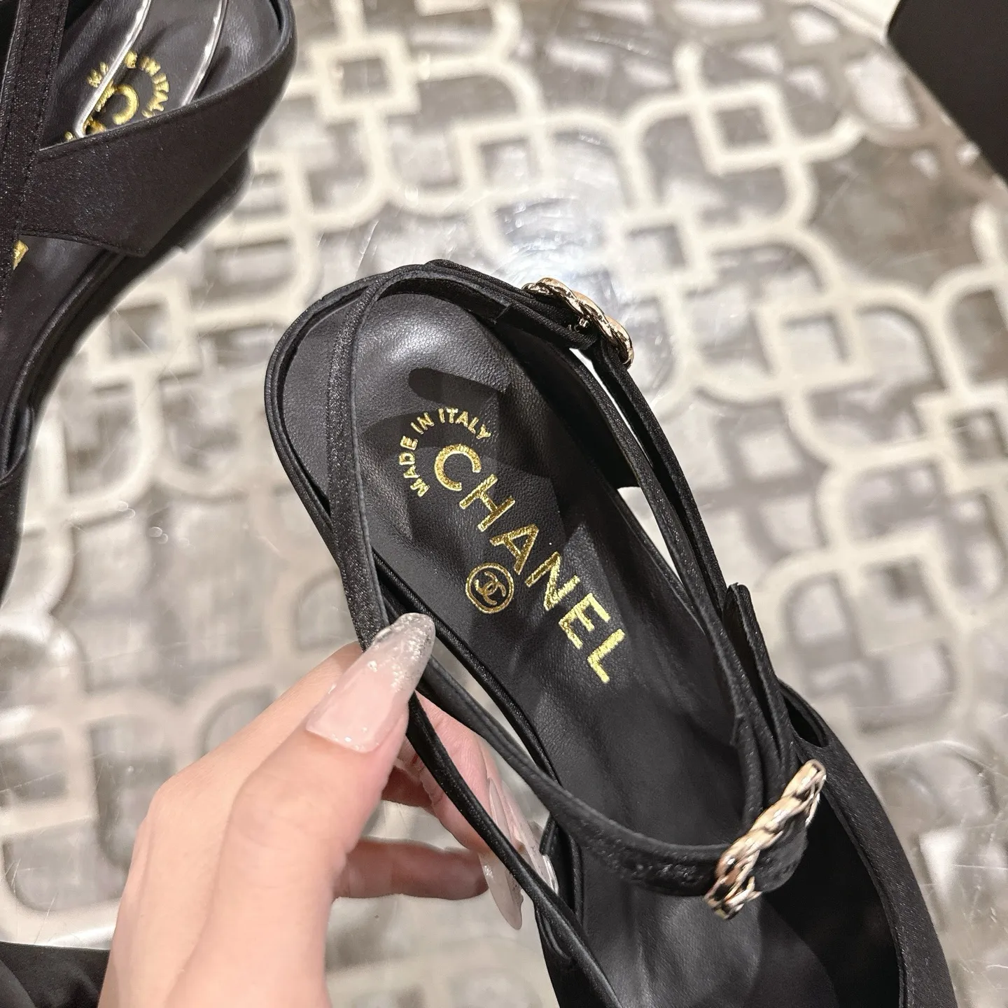👟👟Ex-factory price 540👟👟 Chanel Xiaoxiang 25ss early spring new product silk satin sandals series French style, so beautiful that it is so beautiful! This is what an elegant and romantic fairy should be like! The minimalist color scheme and silk satin are deeply rooted in people's hearts. It goes well with skirts or casual wear! Fabric: Made of original customized silk Lining: Sheepskin Outsole: Genuine leather outsole imported from Italy Heel height: 4.5cm Size: 35-39 (40.41.42 customization is non-refundable)